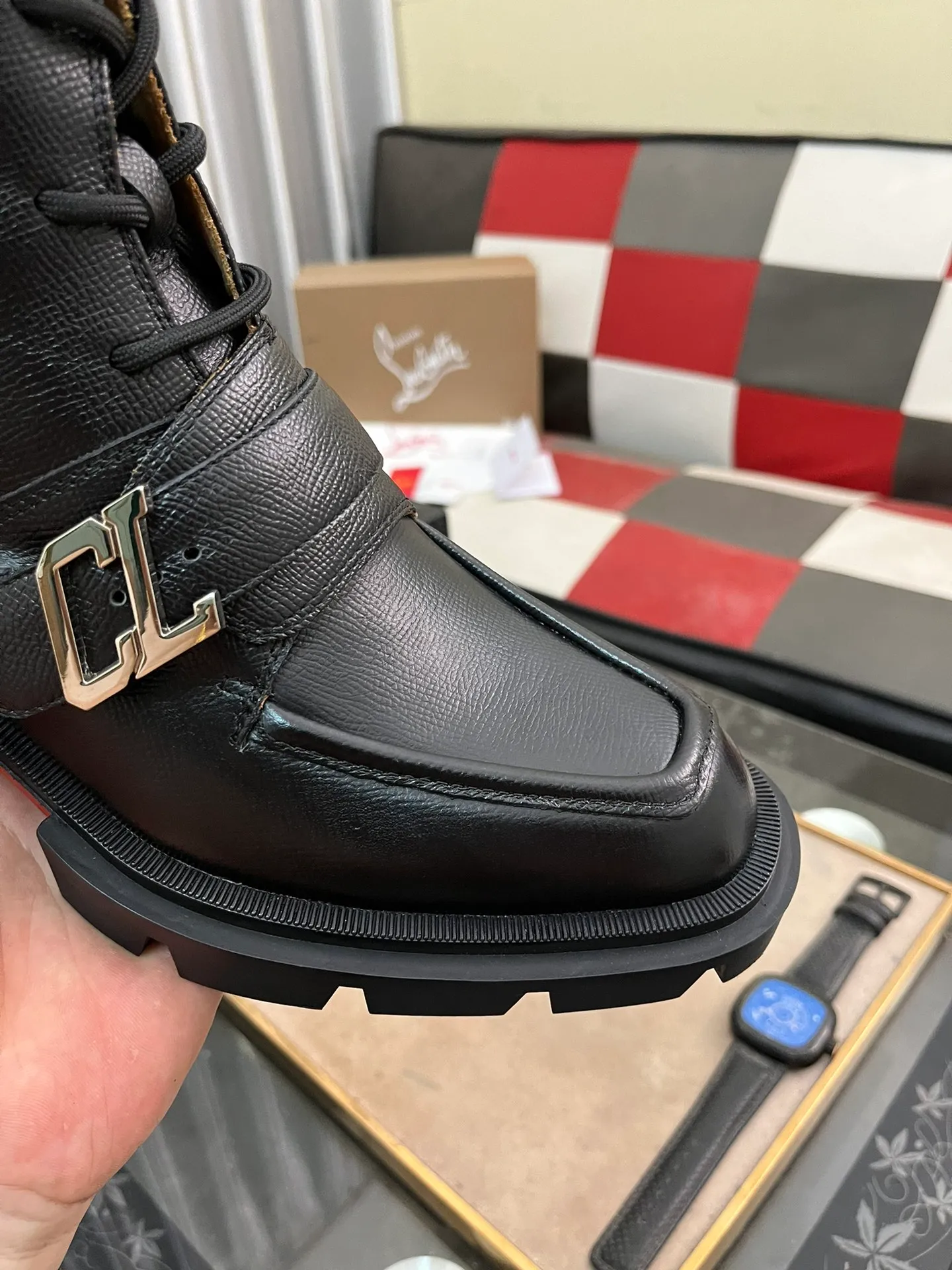 Men's shoes 💰880⌚️⌚️CL New formal leather shoes Christia* Loubouti* Red-soled shoes GREGGO men's Oxford shoes Made of imported cowhide/glossy patent leather/stitched contrasting high silk suede. Three-section toe design. Iconic red outsole, the ultimate personalized shoe. Original color cowhide lining. Original Italian leather outsole; fine workmanship brings you a luxurious experience. With its neat silhouette and straightforwardness, GREGGO men's Oxford shoes are Oxford shoes born for city roaming. The elegant lines and classic silhouette exude eternal charm. The black patent leather material is exquisite and eye-catching, adding a sense of luxury to the overall look. The slender toe design is full of elegance, and matched with closed shoelaces of the same color, the sophistication is invisible. The slim sole design provides the shoes with a light foot feel, elegant steps, and a refined and elegant look. Shows outstanding texture.  Standard leather shoe size: 38-44